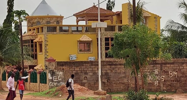 Duplex com 5 Suítes em Bissau