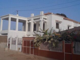 ( 2 CASAS) DUPLEX. Mais outra Casa em Bissau